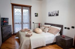 菲乌米奇诺SUITE LEONARDO RELAX的一间卧室配有一张床、一个梳妆台和一扇窗户。