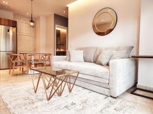 普拉亚卡门Singular Dream Beach Residences的客厅配有沙发和桌子