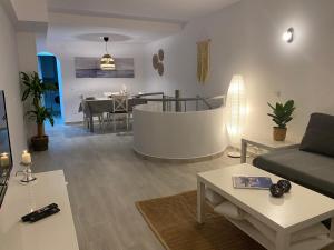 卡博皮诺Nice ground floor apartment- 2 bedrooms - 450 meters from the beach的客厅配有沙发和桌子