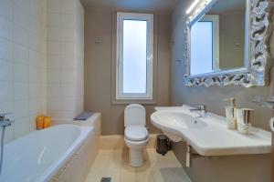 雅典AthINN Residence的浴室配有卫生间、浴缸和水槽。