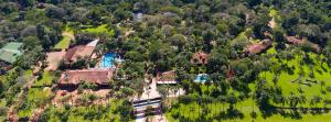 伊瓜苏港堪普勒约美洲酒店的森林中大房子的空中景观
