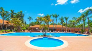 伊瓜苏港堪普勒约美洲酒店的中间有一个棕榈树的大型游泳池
