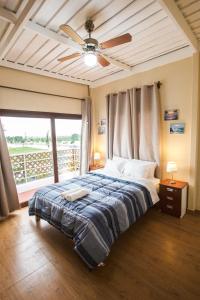 皮斯科El Paraíso Eco Resort的一间卧室配有一张带吊扇的床
