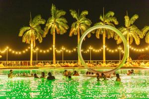 塞班Coral Ocean Resort的一群人晚上在游泳池里