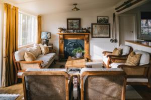 特卡波湖Aldourie Lodge的带沙发和壁炉的客厅