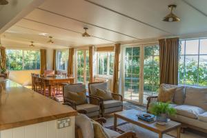 特卡波湖Aldourie Lodge的客厅配有沙发和桌子