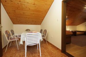 康斯基Apartments by the sea Mali Losinj (Losinj) - 2496的一间带桌椅的用餐室