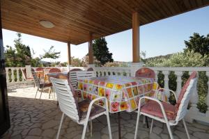 康斯基Apartments by the sea Mali Losinj (Losinj) - 2496的露台设有桌椅