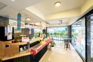 Bang SuHoenhao Boutique Ratchada的一间设有柜台和桌子的快餐店