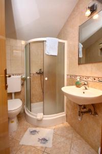 斯拉诺Apartments and rooms by the sea Slano, Dubrovnik - 2687的带淋浴、盥洗盆和卫生间的浴室