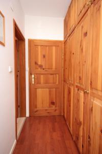 斯拉诺Triple Room Slano 2681b的走廊上设有木柜和门