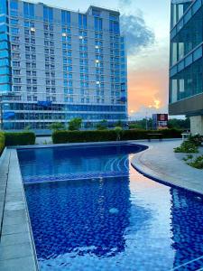 达沃市Aeon Towers Executive Suite 2BR 18th floor的一座大建筑前的游泳池
