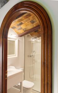 瓦伦西亚阿德霍克卡门酒店的带卫生间和淋浴的浴室内的拱门