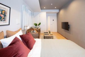 东京Ken's Place麻布East的一间卧室设有一张床和一间客厅。