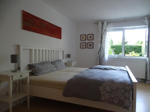 HaldenwangFerienwohnung Findus的一间卧室设有一张床和一个窗口