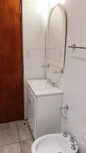 门多萨APART CENTRO RIOJA, Zona Residencial, Parking privado gratis a 100 mts的白色的浴室设有水槽和镜子