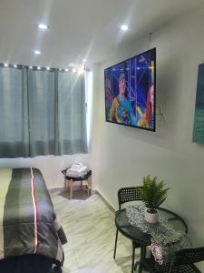 圣胡安Sea breeze vacation lll en Condominio Verde mar的客厅设有挂在墙上的电视