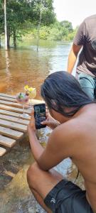 马瑙斯Refúgio Samauma的水中拍鸟照片的女人