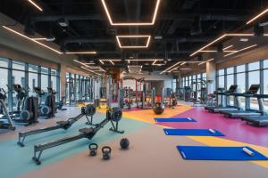 多哈Le Mirage City Walk的健身房拥有许多跑步机和机器
