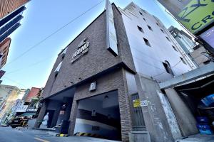 釜山Seomyeon Hound Hotel 1st Street的街道边的建筑物