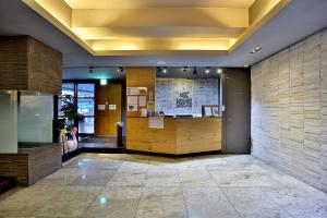 釜山Seomyeon Hound Hotel 1st Street的大楼内带前台大堂