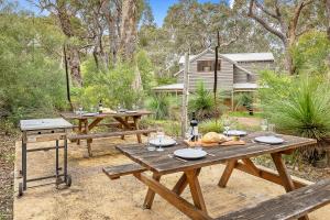 邓斯伯勒Possum Cottage - Woodstone Estate的院子里的野餐桌,带烧烤架