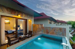 乌代浦Sarasiruham Resort - Private Pool Villa in Udaipur的一个带游泳池和一间卧室的别墅