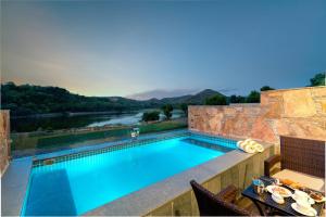 乌代浦Sarasiruham Resort - Private Pool Villa in Udaipur的河景游泳池