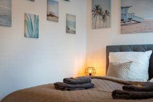 沃尔夫斯堡FREE LIVING - Buddha Design, Natur, Parkplatz, Washer的一间卧室配有带毛巾的床