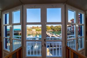 蒙达卡Hotel&Spa El Puerto的客房设有窗户,享有码头的景致。
