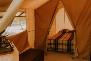 洛代夫CAMPING ONLYCAMP LES VAILHES的一间帐篷间,里面配有一张床