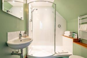 GlenfargStunning Luxury Duplex with Hot Tub and AirCon的一间带水槽和淋浴的浴室