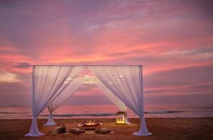 本托塔Cinnamon Bentota Beach的海滩上的婚礼帐篷,享有日落美景