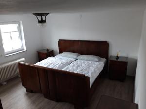 FrohburgFewo - a70760的一间卧室设有一张大床和两个床头柜
