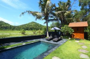 八丹拜The Hidden Escapes Manggis- Stunning Hidden Gem Villa with Pool, Sauna & Ice Bath的别墅后院的游泳池