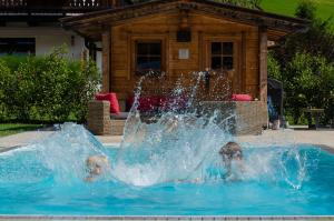 菲伯布伦提尔沃索夫公寓的两个孩子在游泳池的喷泉里玩耍