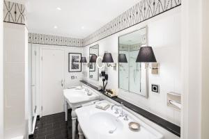 汉堡Fairmont Hotel Vier Jahreszeiten, Hotel des Jahres 2023 & 2024- Die 101 Besten的浴室设有2个水槽和2面镜子