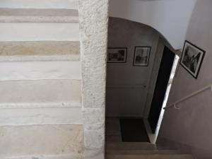 泰尔利齐Geranium的房屋内的楼梯,有白色的墙壁和楼梯