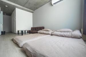 东京Marvelous Koiwa - Vacation STAY 90651v的白色卧室配有两张床和一张桌子