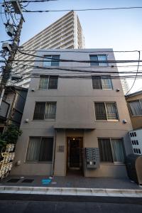 东京Marvelous Koiwa - Vacation STAY 90651v的街道上的一座建筑,高大的建筑