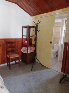 锡拉奥Petite Fleur de Lentilles 2的客房设有带淋浴和卫生间的浴室。