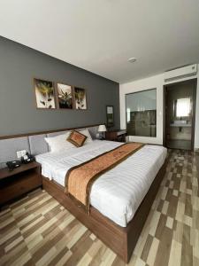 海防Minh Anh Hotel & Apartment的一间卧室,卧室内配有一张大床