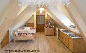 费尔德巴赫格兰德尔太阳公寓的一间阁楼厨房,在房间内配有婴儿床