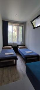 巴统Guest house Garden Beach的客房设有两张床和窗户。