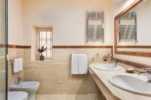 罗马NSM 71 Via del Corso Luxury Home的浴室设有2个水槽和镜子
