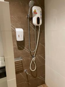 Sinsiri hostel的浴室内配有淋浴和吹风机