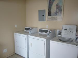 坎卢普斯星辰旅舍的洗衣房配有2台洗衣机和烘干机