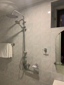 埃里温Tnak Hotel的带淋浴喷头的浴室
