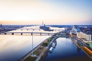 里加Radisson Blu Hotel & Spa, Daugava Riga的享有河流的空中景致,设有一座桥梁