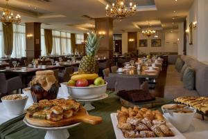 波尔塔里亚森雅宫波尔塔里亚酒店的一间提供多种不同种类食物的餐厅